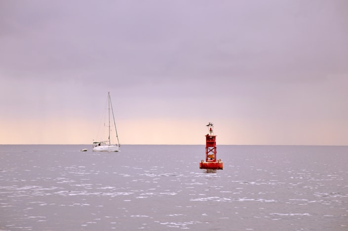 Une bouée de navigation en pleine mer